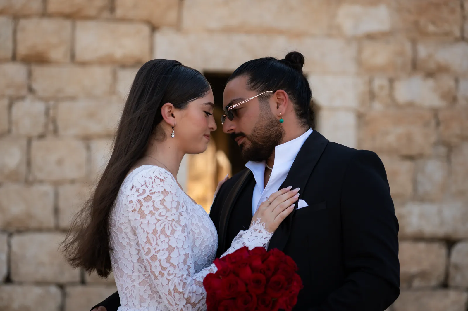 זוג עם זר ורדים אדום — רויאל בלנקו