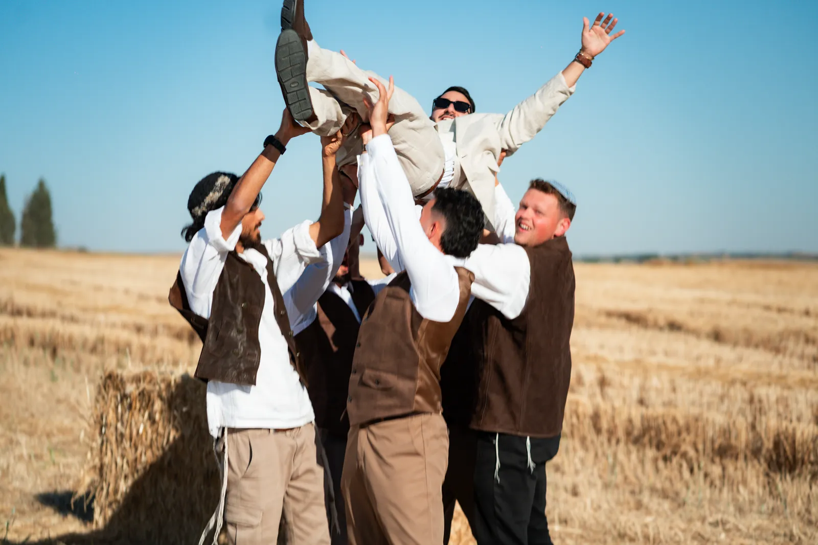 חברים מניפים את החתן בשדה — רויאל בלנקו